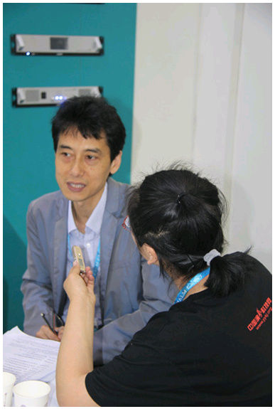 Mr. Wang Heng with reporter from China Entertainment Technology website