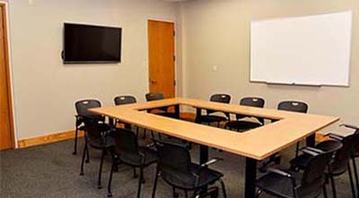 Sistema de conferencias Dante para una pequeña sala de negociación